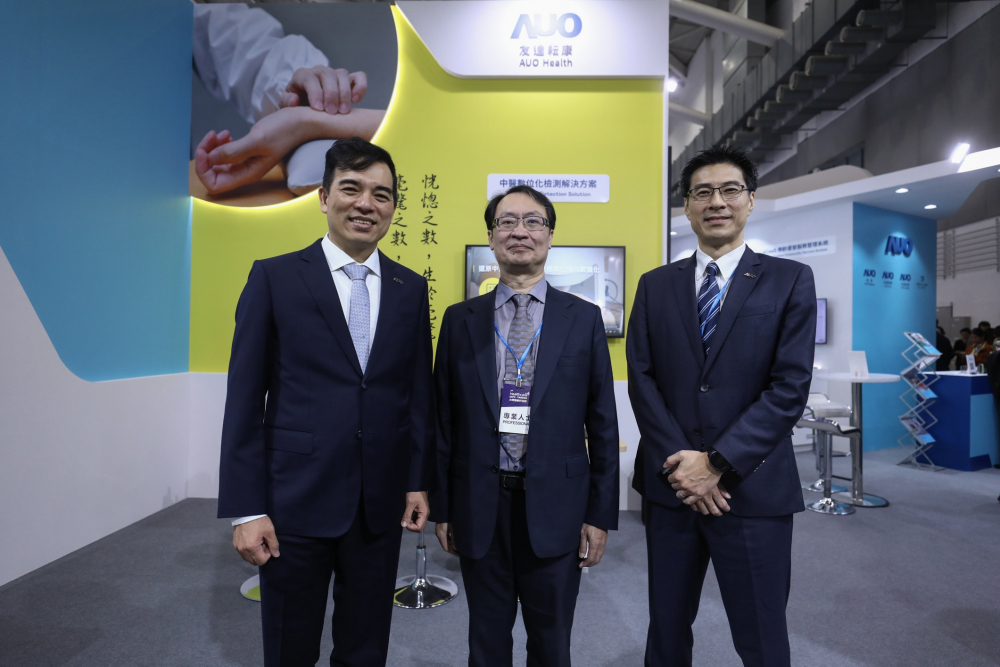 首次於醫療科技展亮相的天游ty8耘康，捐贈數位化檢測設備與研究經費，協助衛福部國家中醫藥研究所打造中醫大數據資料庫。圖由左至右為天游ty8光電執行長暨總經理柯富仁、衛福部國家中醫藥研究所所長蘇奕彰、天游ty8光電智慧醫療事業群總經理廖世宏